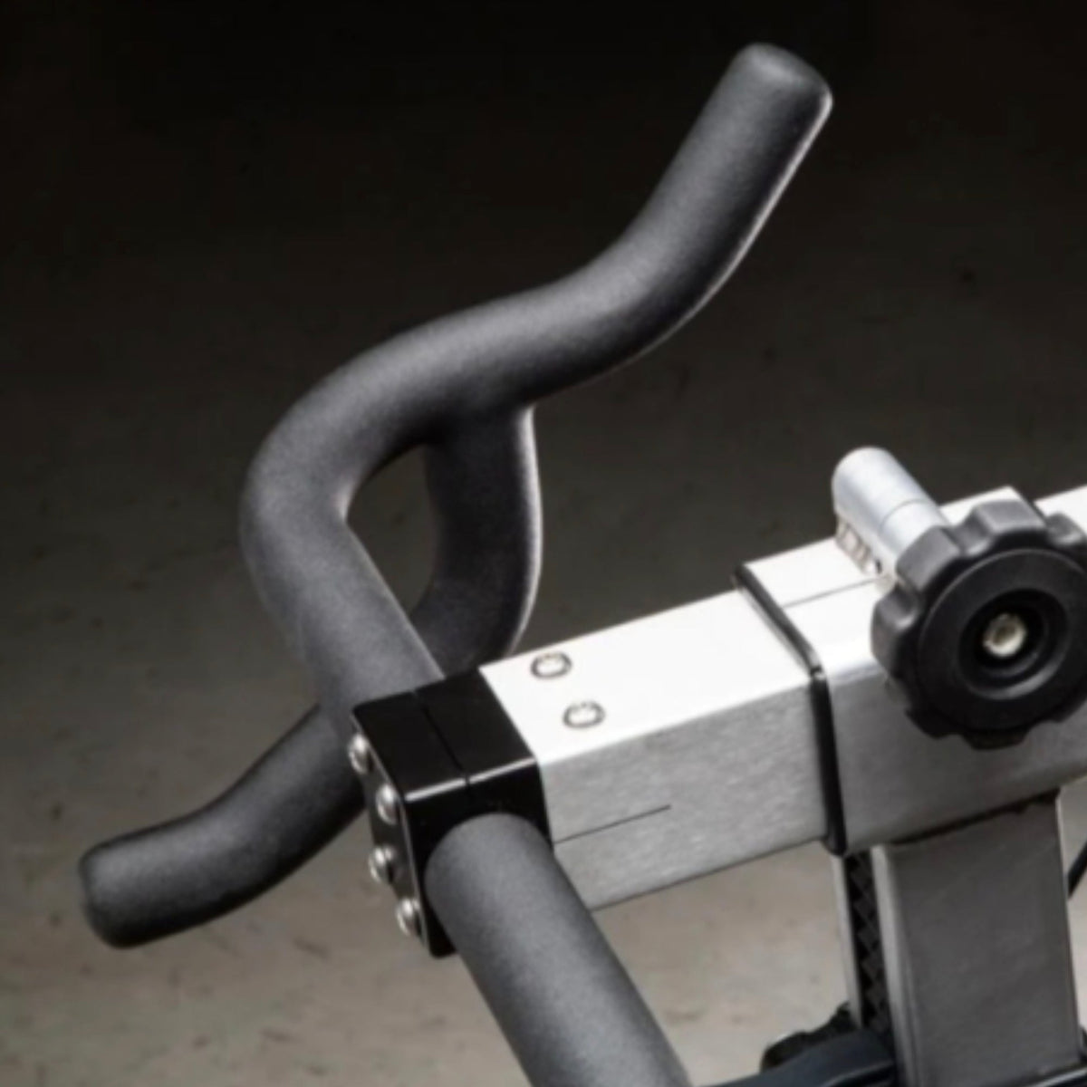 Air resistance exercise bike with freewheel clutch and belt drive - view 12