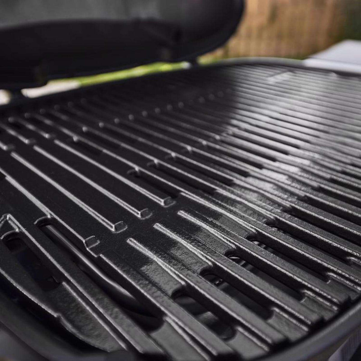 Portable Two-Burner Propane Gas Barbecue with Wheeled Cart 18,000 BTU - view 5
