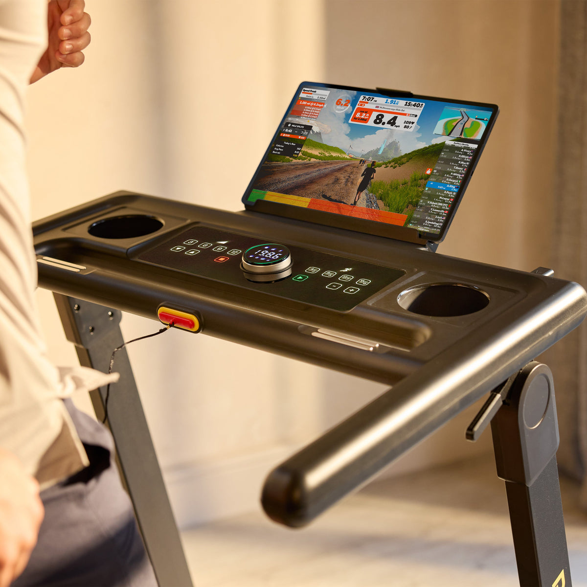 Ultra-compact folding treadmill, 15 km/h, 12-level incline, folds to 31 cm - view 2